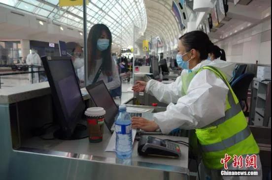 资料图：中国东方航空公司工作人员在多伦多皮尔逊国际机场为准备直飞上海的乘客办理值机手续。<a target='_blank' href='http://www.chinanews.com/'>中新社</a>记者余瑞冬摄